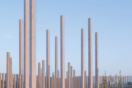 Plot z betónovych stĺpikov slúži viac ako symbolická než skutočná zábrana.