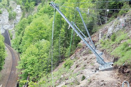 Pohľad na inštaláciu dynamickej bariéry RMC 200/A pred osadením záchytných panelov