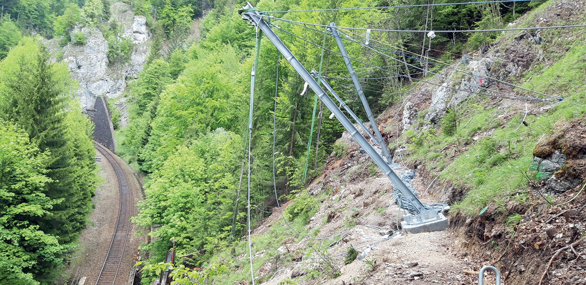 Pohľad na inštaláciu dynamickej bariéry RMC 200/A pred osadením záchytných panelov