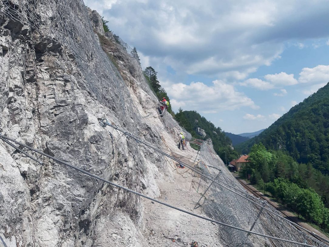 Pohľad na skalné bralo počas inštalácie ochranných sietí SteelGrid®HR