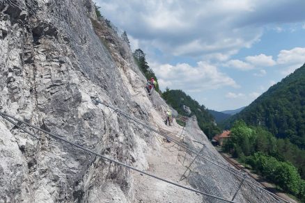 Pohľad na skalné bralo počas inštalácie ochranných sietí SteelGrid®HR