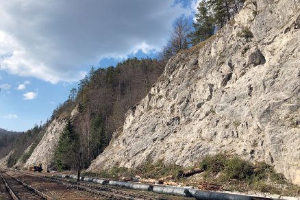 Pohľad na sústavu skalných brál na železničnej trati Banská Bystrica - Dolná Štubňa pri stanici Harmanec Jaskyňa