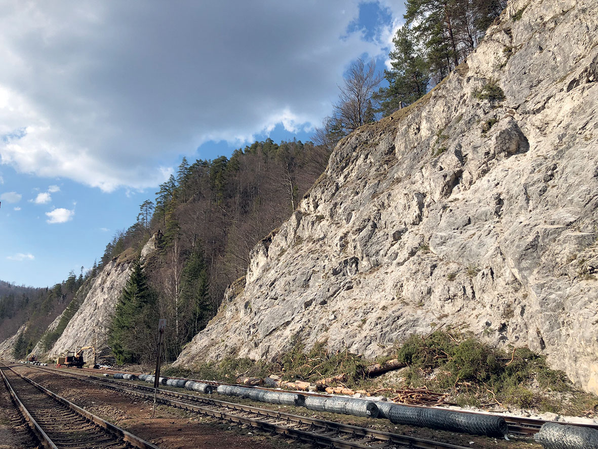 Pohľad na sústavu skalných brál na železničnej trati Banská Bystrica - Dolná Štubňa pri stanici Harmanec Jaskyňa