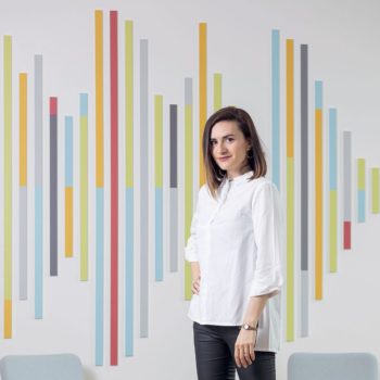 Nina Weisslechner v interiéri spoločnosti CMS Cameron McKenna Nabarro Olswang – „Sound wave signature“ vo farebnom vyhotovení v chill-out zóne kancelárie, ktorá sa nachádza v UNIQ Staromestská v Bratislave.