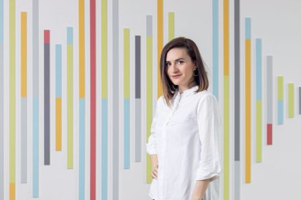 Nina Weisslechner v interiéri spoločnosti CMS Cameron McKenna Nabarro Olswang – „Sound wave signature“ vo farebnom vyhotovení v chill-out zóne kancelárie, ktorá sa nachádza v UNIQ Staromestská v Bratislave.
