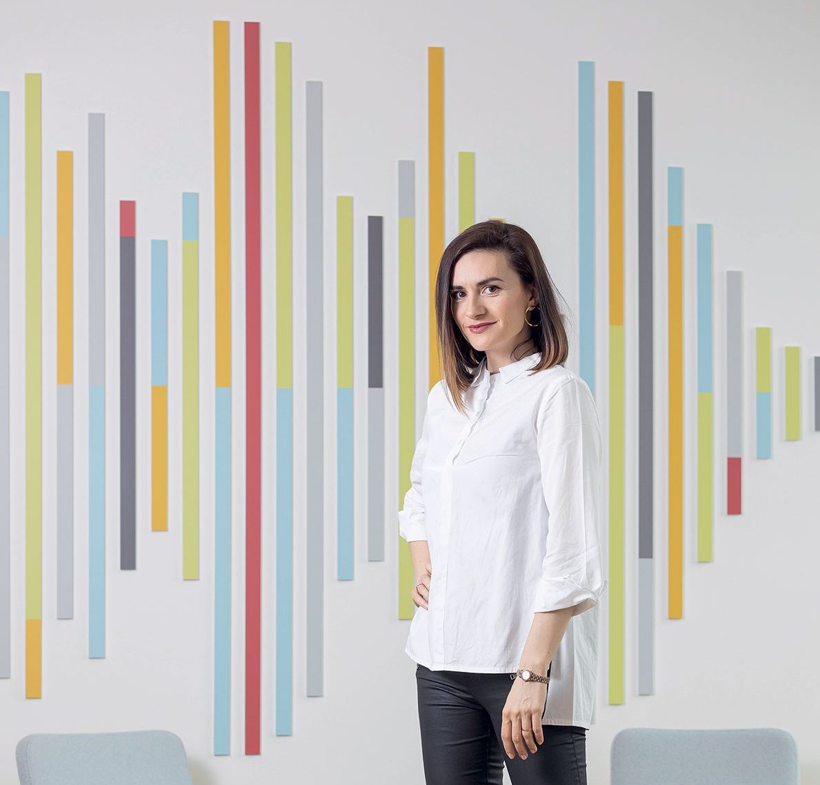  Nina Weisslechner v interiéri spoločnosti CMS Cameron McKenna Nabarro Olswang – „Sound wave signature“ vo farebnom vyhotovení v chill-out zóne kancelárie, ktorá sa nachádza v UNIQ Staromestská v Bratislave.