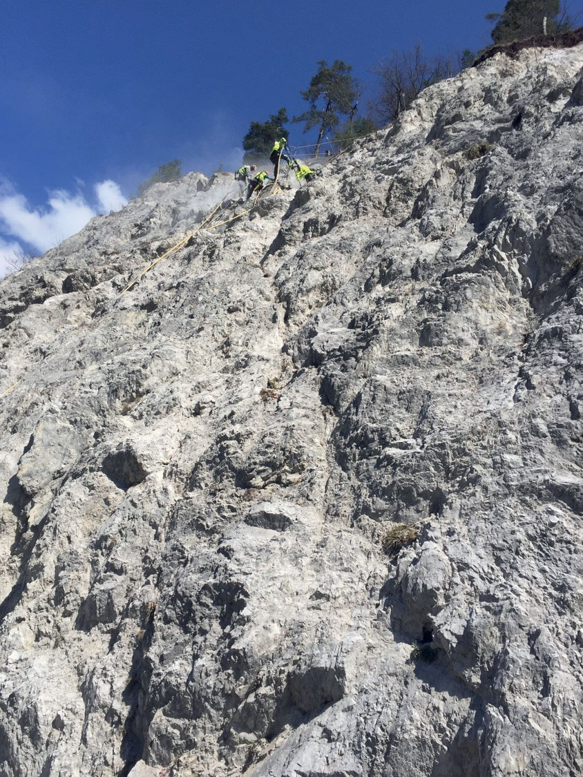 Čistenie skalných brál horolezeckou technikou