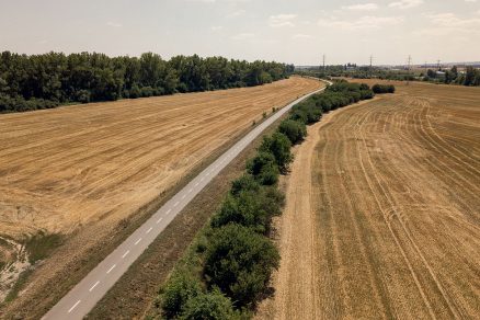 Na úseku od Hornej Stredy vedie cyklotrasa v prevažnej miere v trase jestvujúcej spevnenej a nespevnenej komunikácie.