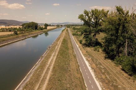 Cyklotrasa vedie prevažne popri Biskupickom kanáli (úsek Horná Streda – Nové Mesto nad Váhom).