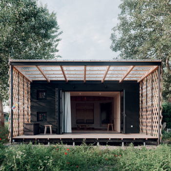 Jednopodlažný bungalov je drevostavbou so stĺpikovou konštrukciou plocha pozemku je 376 m2.