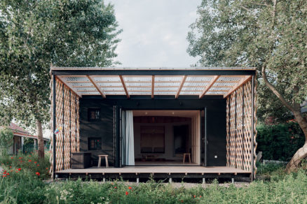 Jednopodlažný bungalov je drevostavbou so stĺpikovou konštrukciou plocha pozemku je 376 m2.