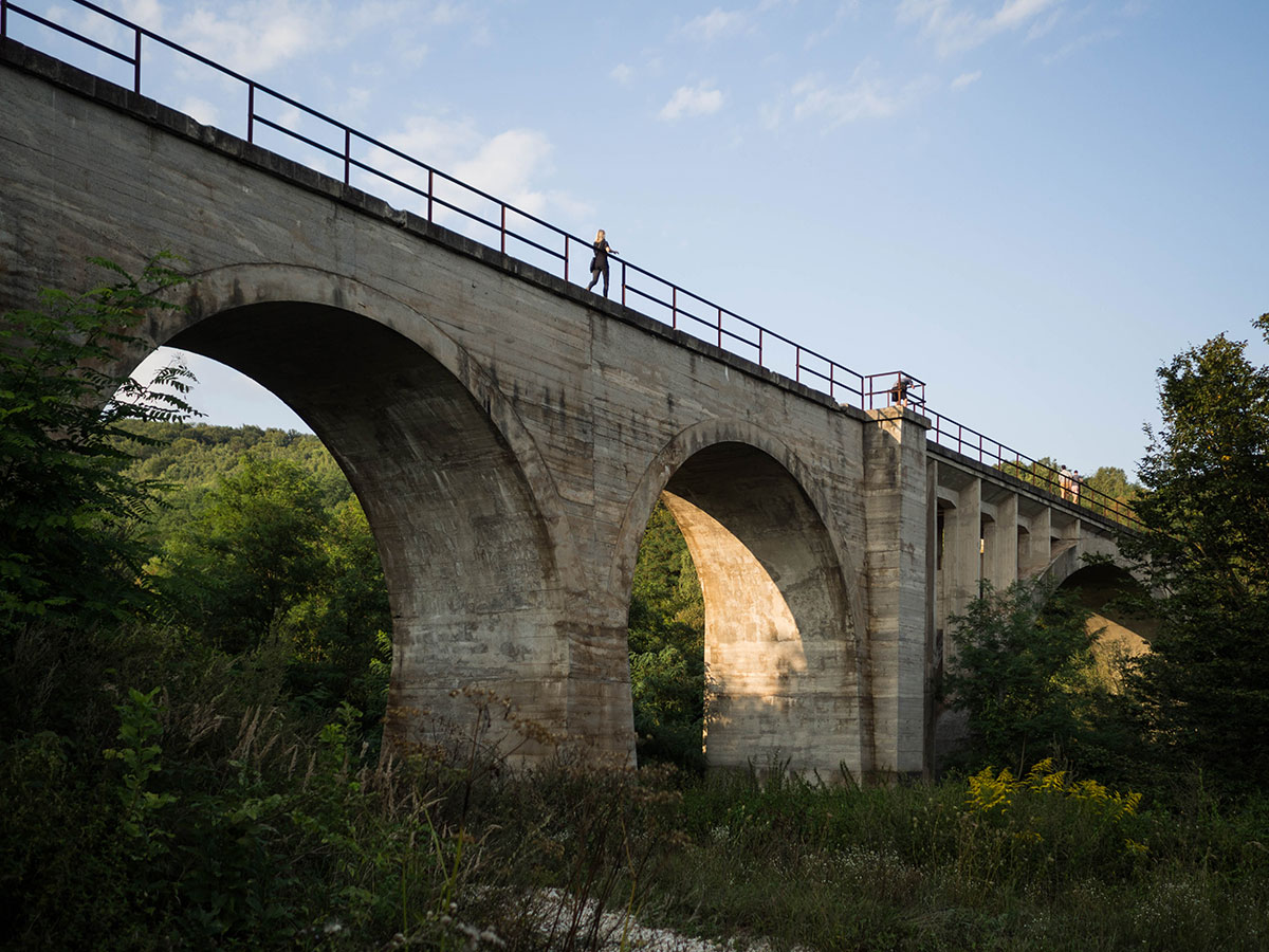 Nedostavený železničný viadukt z obdobia druhej svetovej vojny v Magnezitovciach