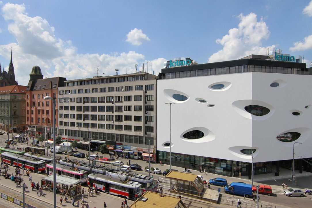 Obchodné centrum Letmo v českom Brne s prevetrávanou fasádou od spoločnosti Sto.