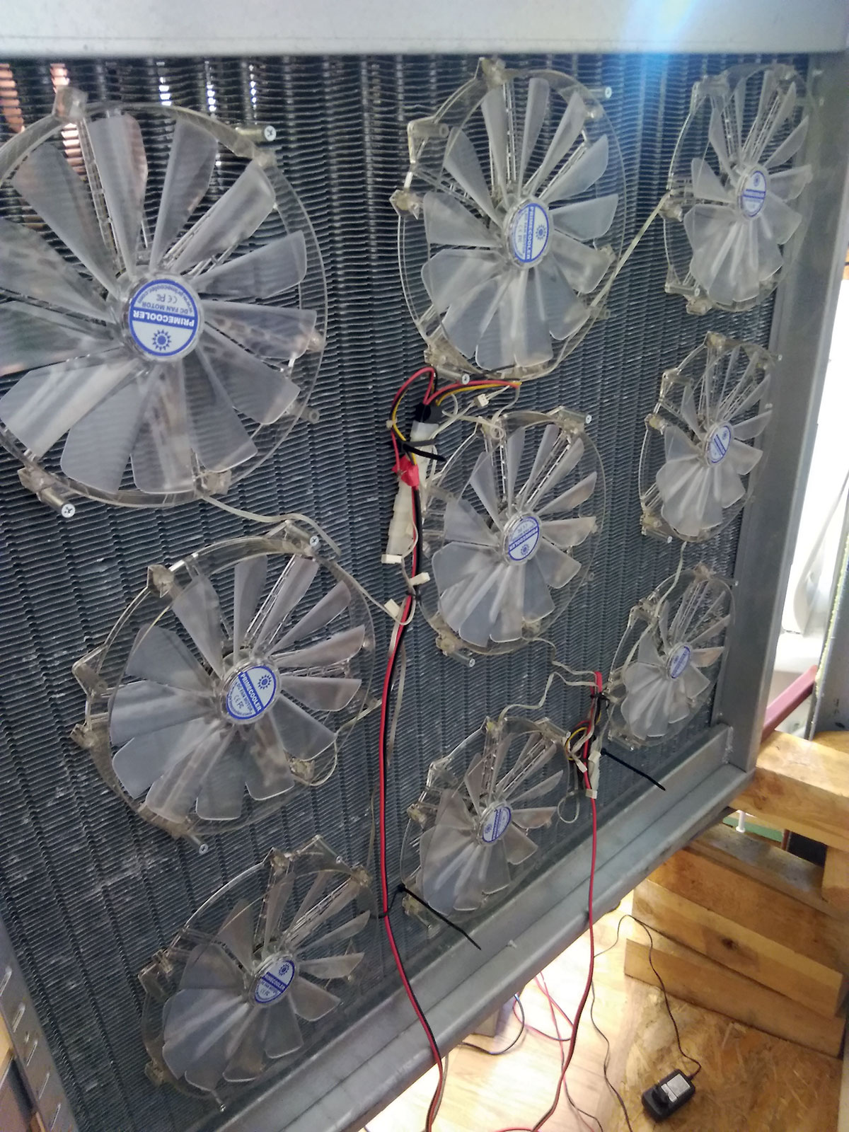 Obr. 2 Ventilátory inštalované na výmenník