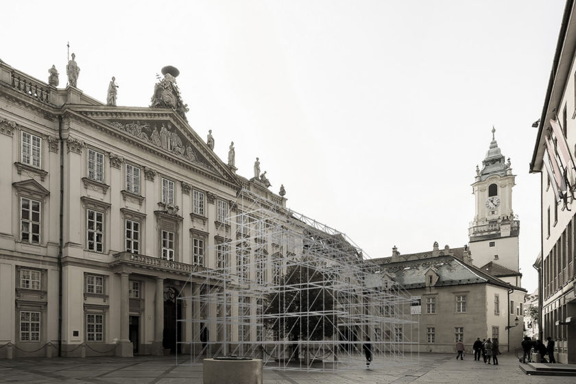 Pavilón je miestom spoločenskej interakcie – pozýva na verejné diskusie s témami ktoré hýbu súčasnou slovenskou architektúrou.