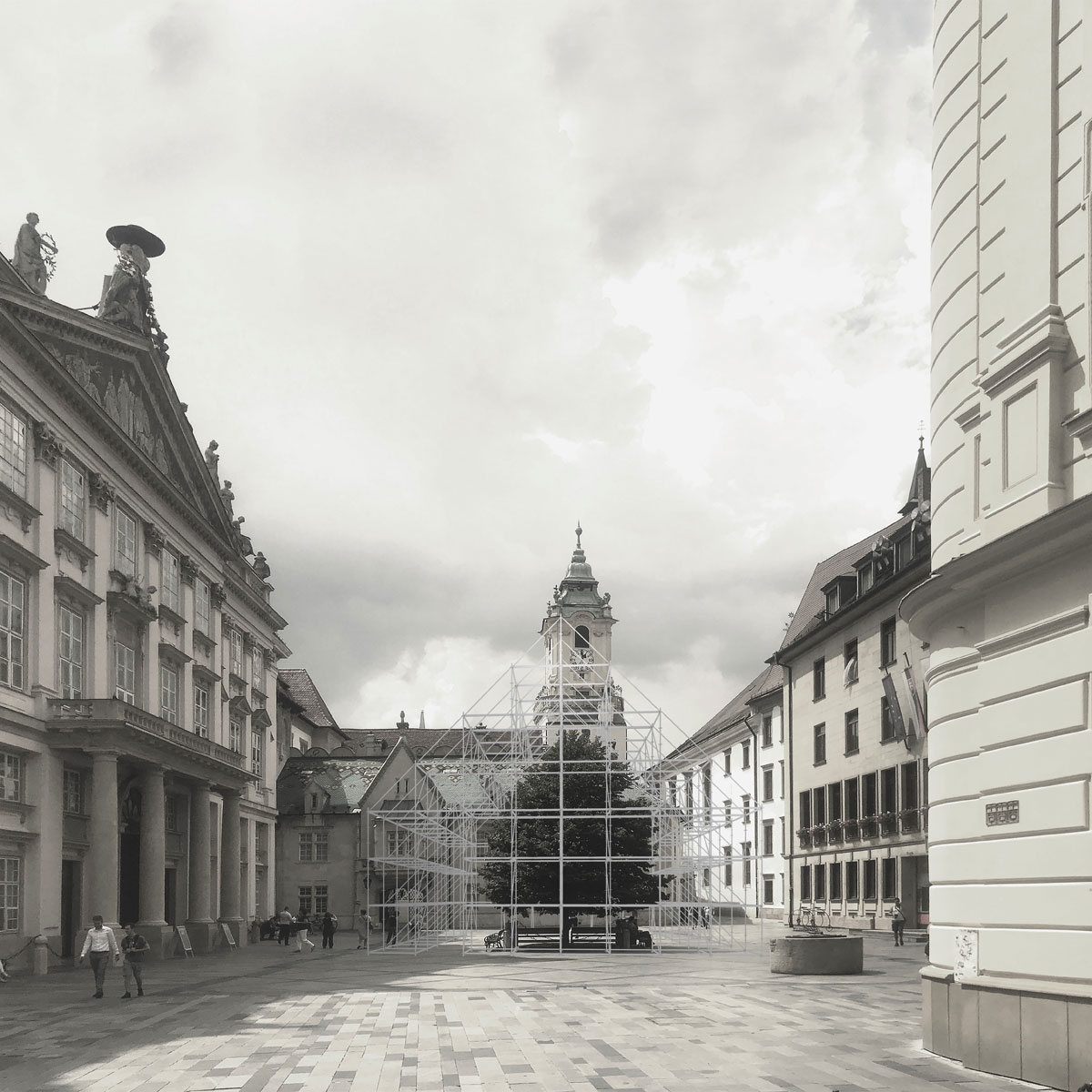 Pavilón ktorý je autorským dielom architekta Martina Skočeka sa nachádza priamo v srdci hlavného mesta – na Primaciálnom námestí