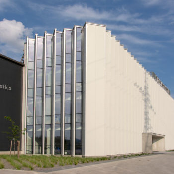 Polovicu haly a dve podlažia administratívnej budovy využíva Carcoustics Slovakia.