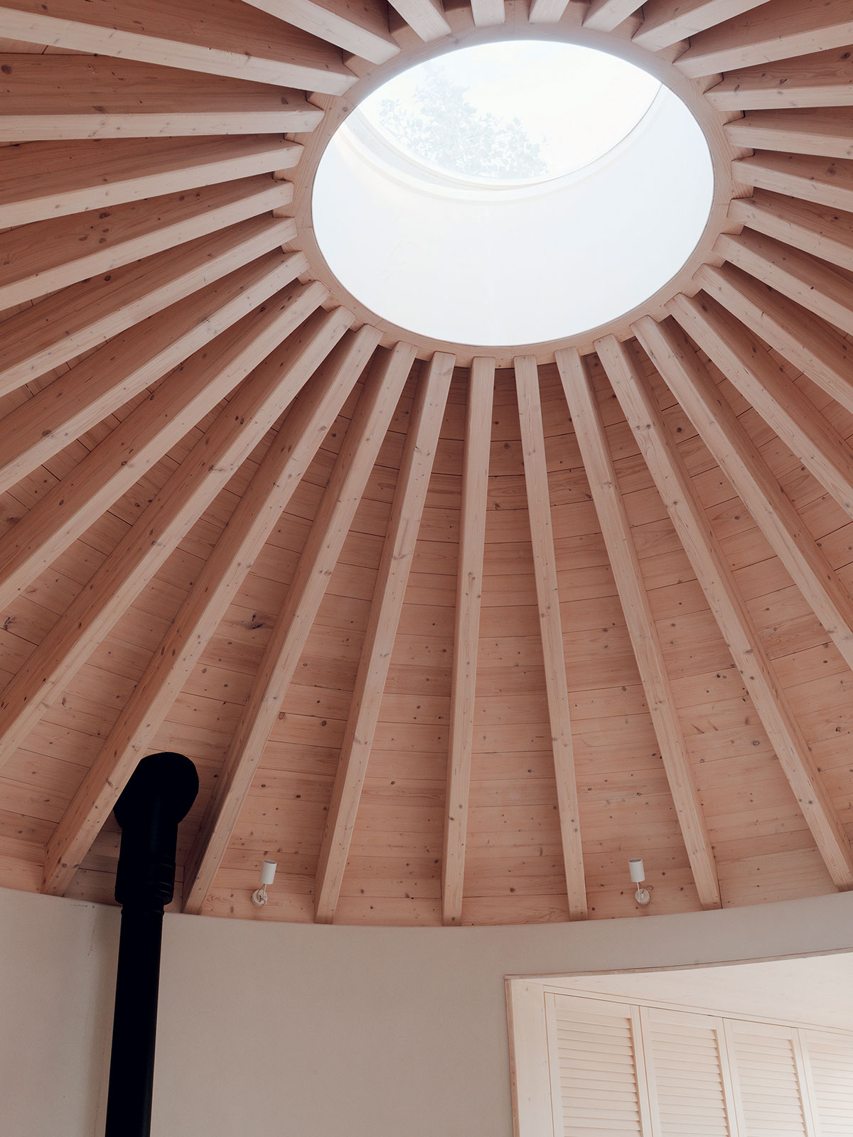 stredným prvkom centrálneho priestoru je kupolový svetlík z polykarbonátu ktorý je na kruhovom venci z lepeného dreva.