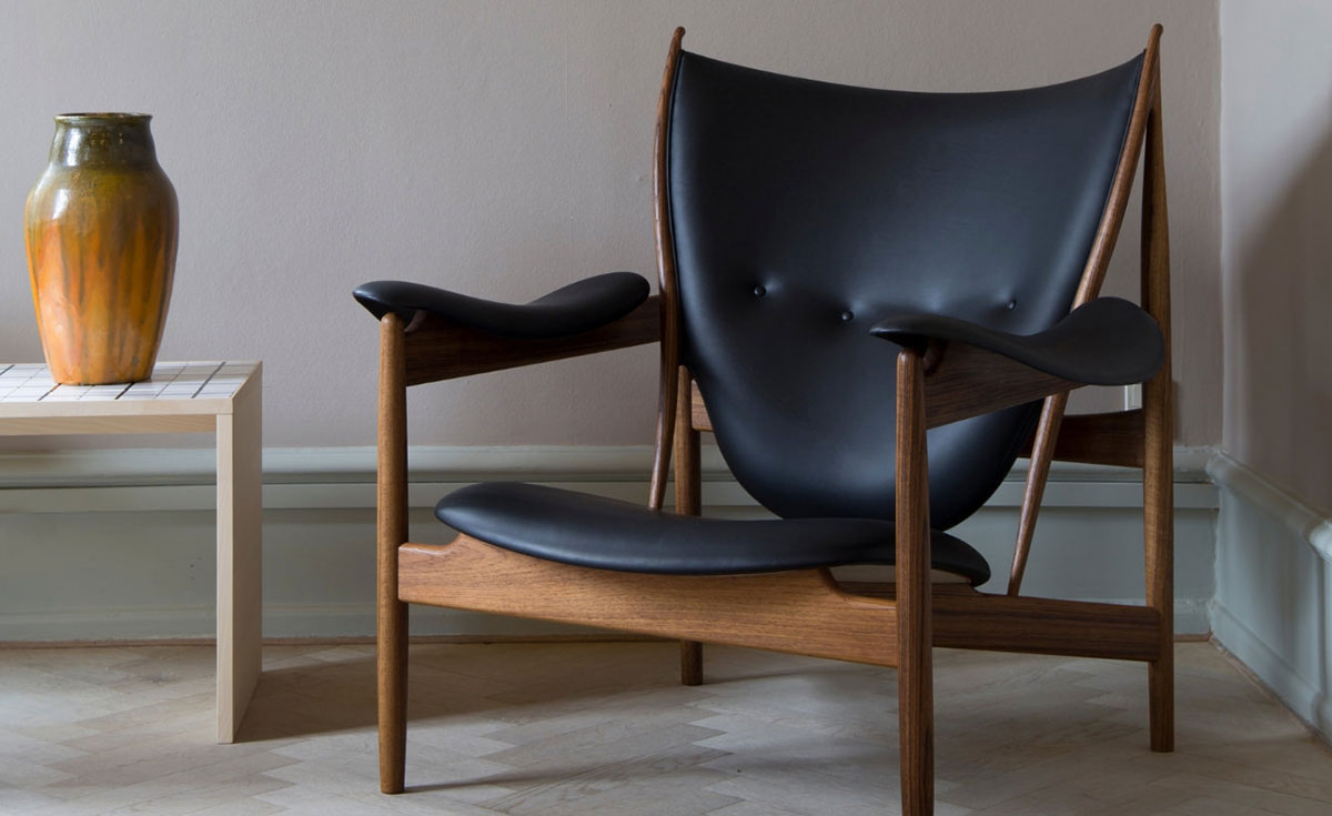 Aj takéto luxusné kreslo organických tvarov inšpirované remeselnou zručnosťou japonských stolárov (The Chieftain Lounge Chair) a vyrobené z japonského dubu môžeme dať do interiéru v štýle japandi