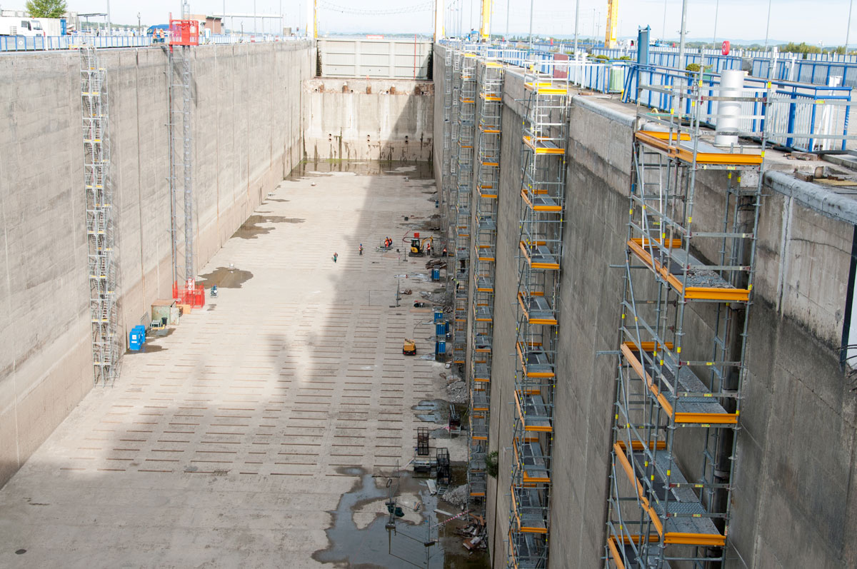 Búracie práce na vodiacich drážkach pre pohyblivé bitvy ktoré slúžia na priväzovanie vyväzovacích lán lodí prebiehajú vo výške desať podlažnej budovy.