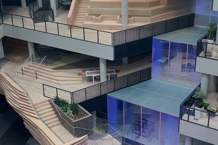 Centrálna budova v dublinskom Microsofte navrhnutá tak aby pripomínala ostrov. Nechýbajú v nej napr. digitálne jazero a vodopád