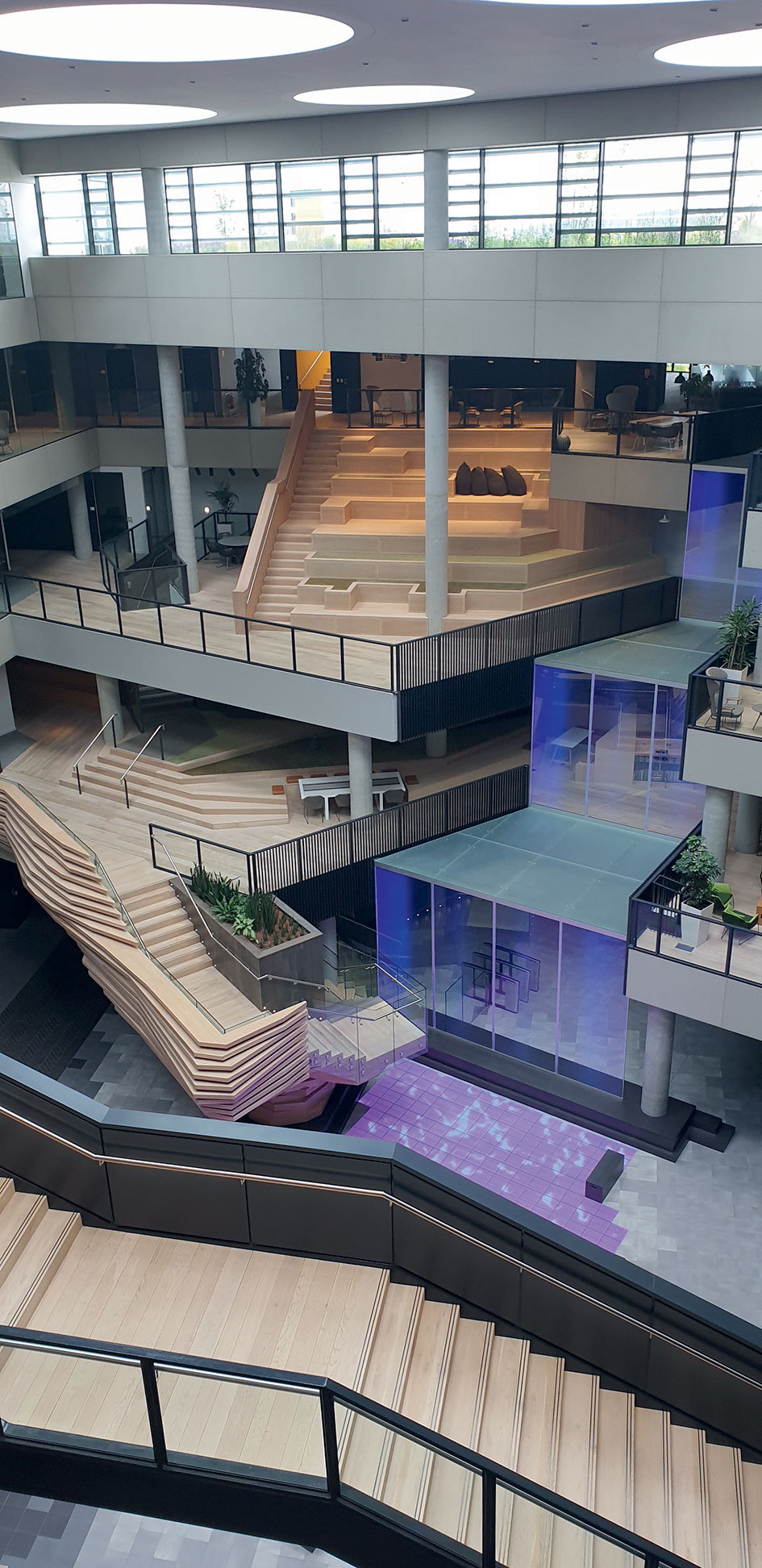 Centrálna budova v dublinskom Microsofte navrhnutá tak aby pripomínala ostrov. Nechýbajú v nej napr. digitálne jazero a vodopád
