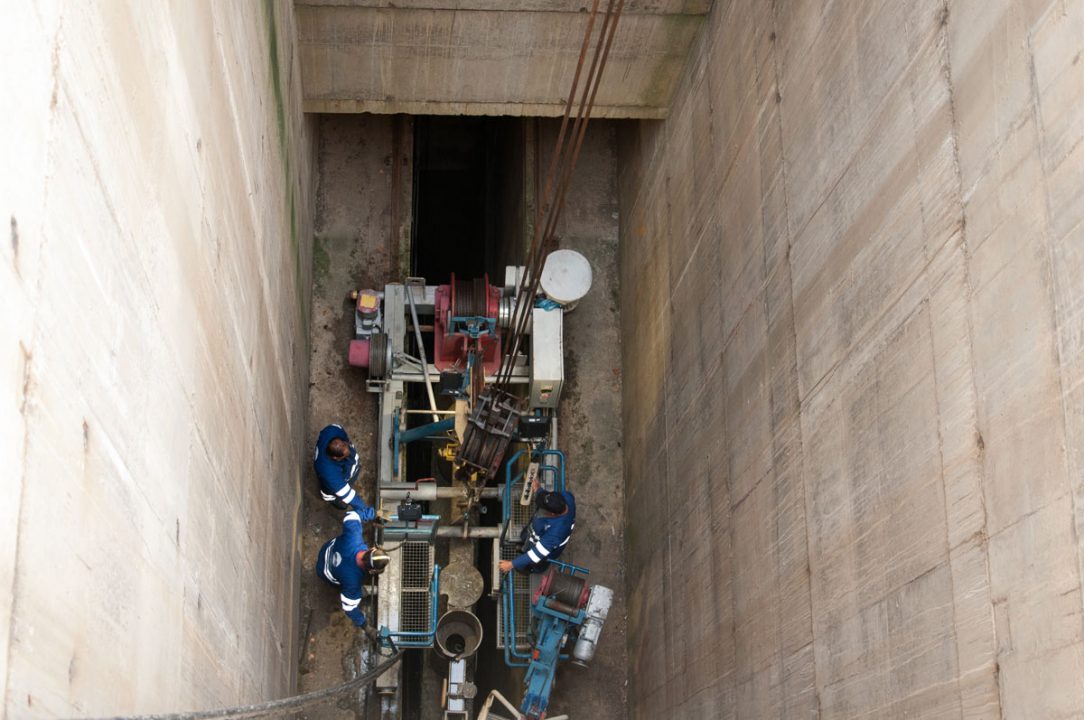 Demontáže hydraulického zariadenia zo šácht a rozvodní hydrauliky prebiehajú podľa plánu.