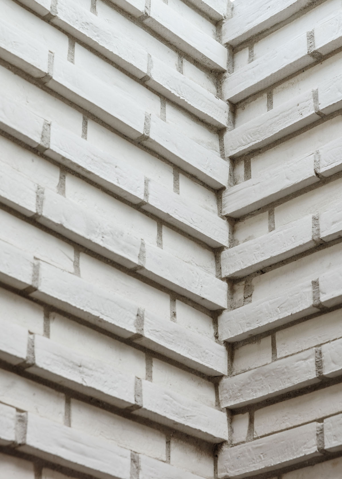 Detail bielej tehlovej fasády