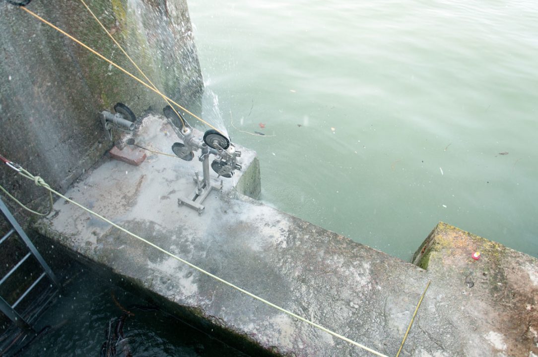 Diamantové lano uľahčilo a urýchlilo úpravy provizórneho hradenia vtoku. S jeho inštaláciou pomáhali potápači.