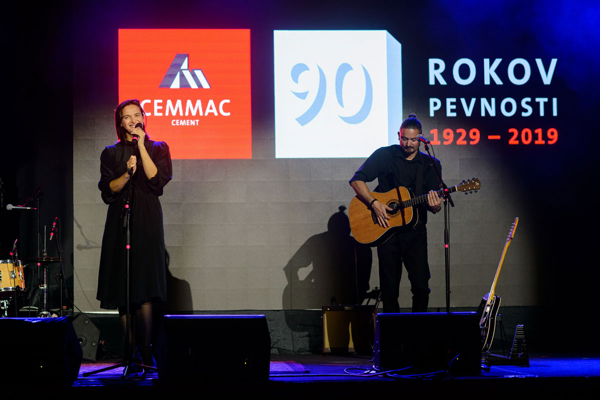 Hudobné vystúpenie charizmatickej Jany Kirschner band bolo bravúrne zakomponované do priateľskej atmosféry.