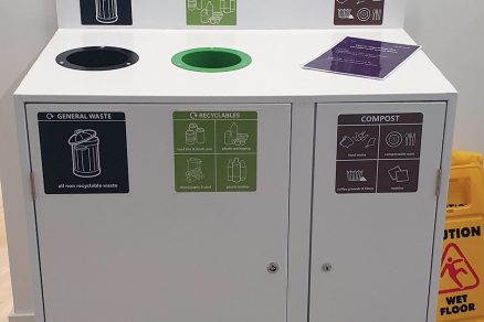 Nádoby na separáciu a zber kompostovateľného odpadu v budove Microsoftu s podrobnými vysvetlivkami ako odpad separovať