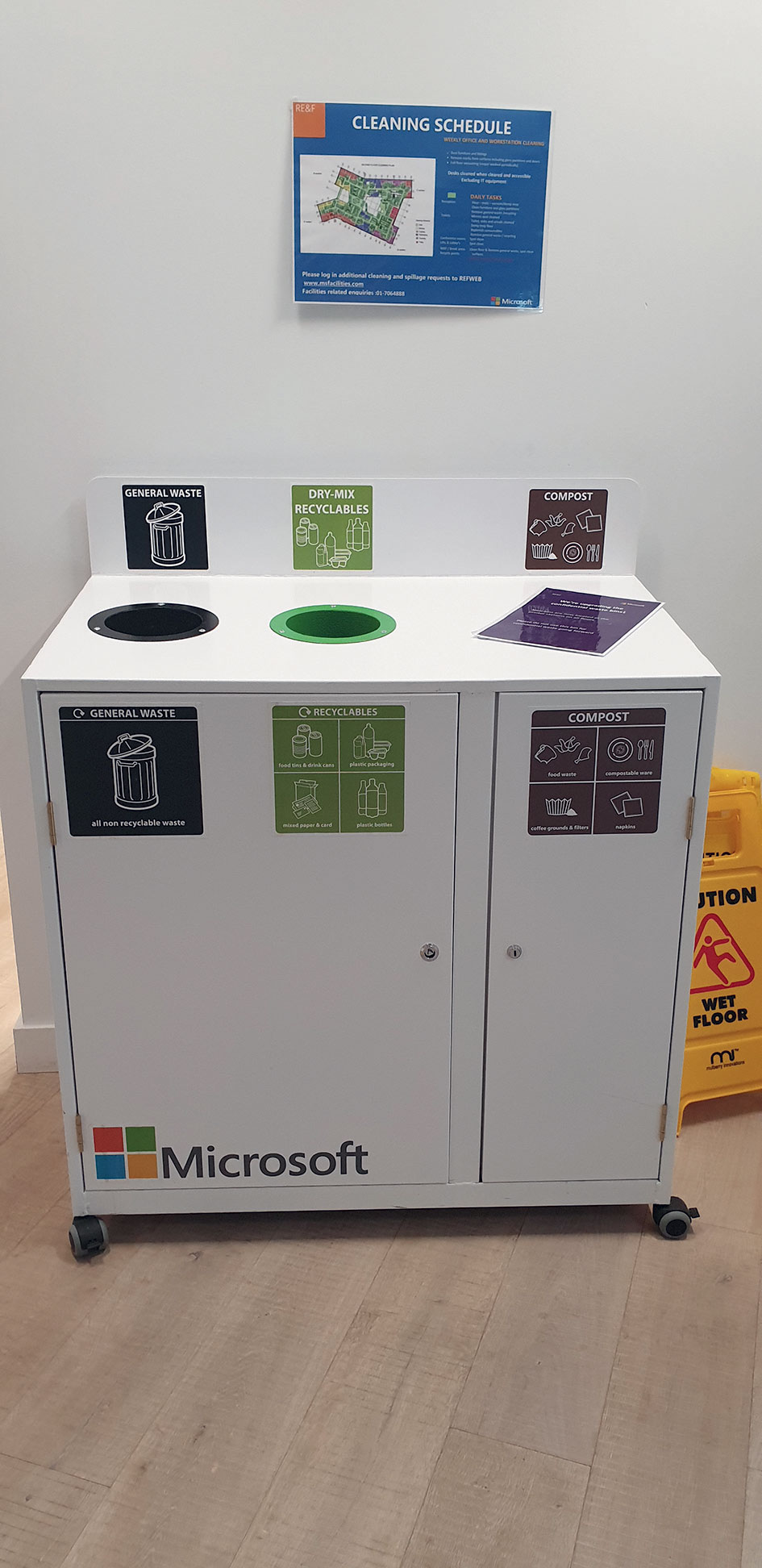 Nádoby na separáciu a zber kompostovateľného odpadu v budove Microsoftu s podrobnými vysvetlivkami ako odpad separovať