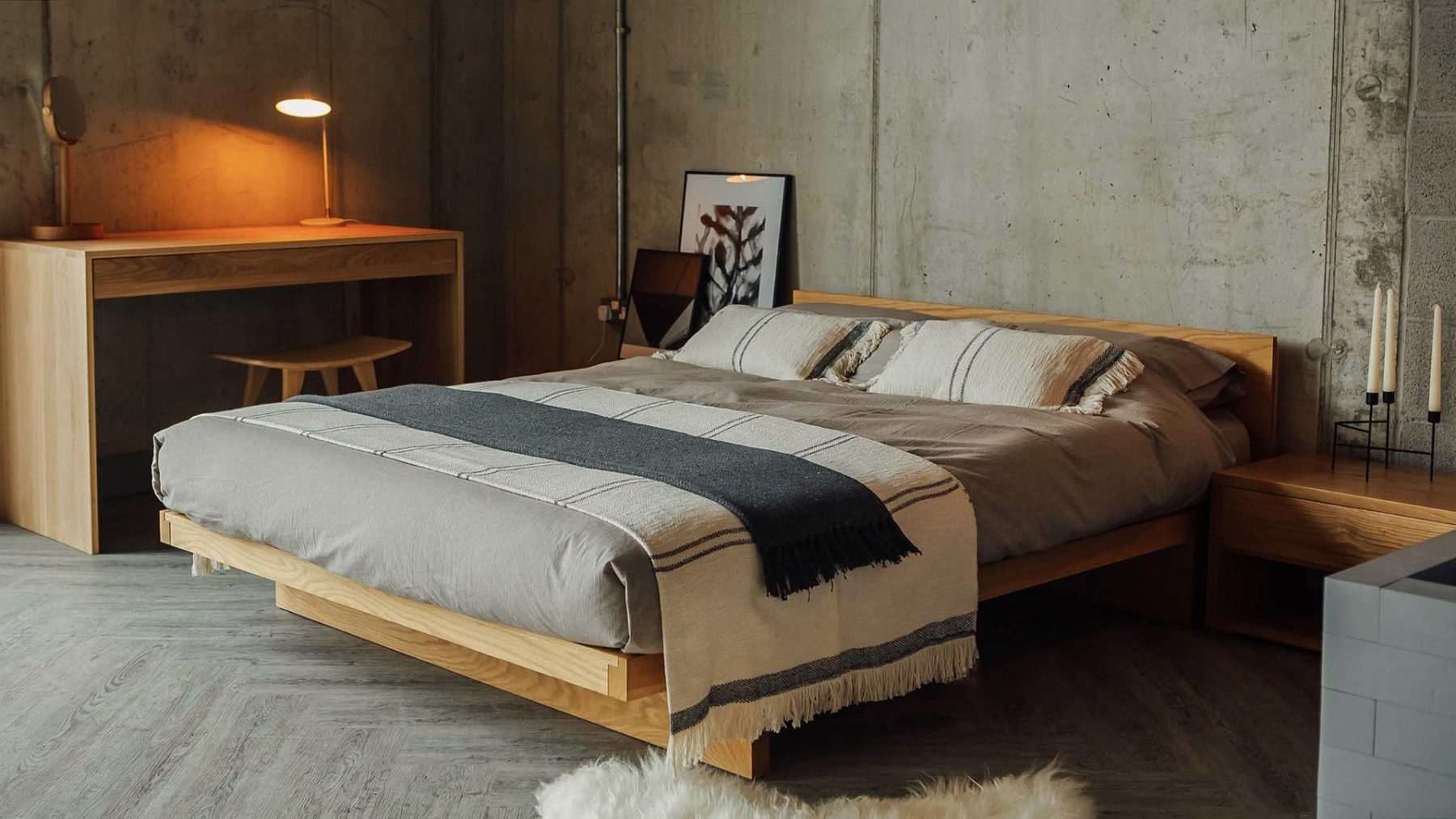 Nízka drevená posteľ