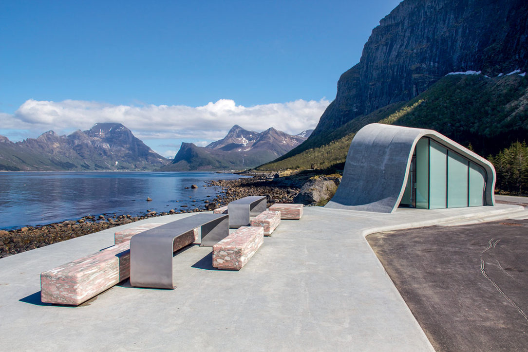Nórske scénické trasy kombinujú úchvatnú prírodu so špičkovou architektúrou. Aj obyčajná utilitárna architektúra ako napríklad verejné toalety ladí s okolím.
