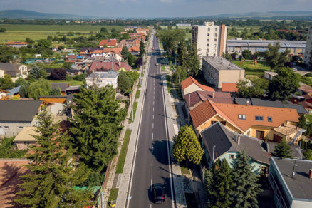 Obnovená Nánanská cesta v Štúrove konečne po 20 rokoch realitou.