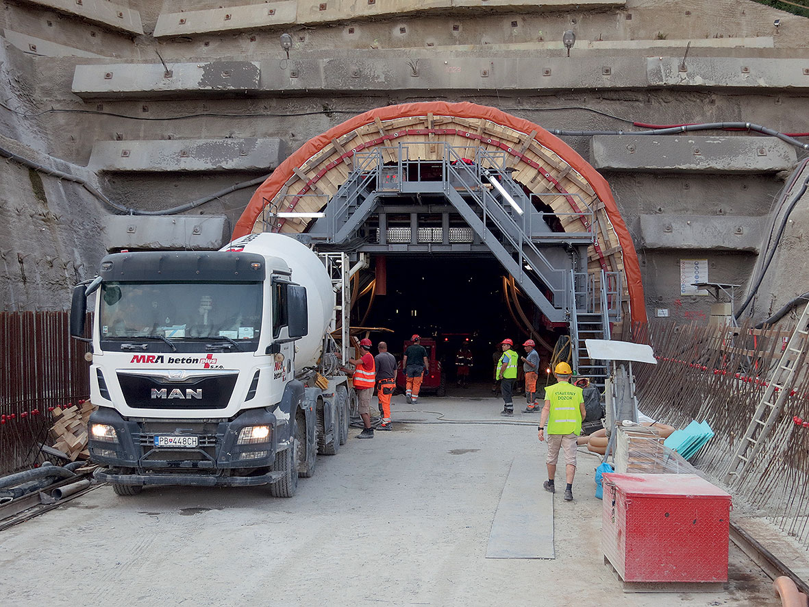 Obr. 12 Betonáž definitívneho ostenia hornej klenby tunela