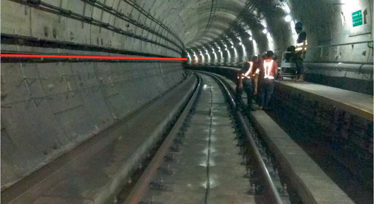 Obr. 3 Inštalácia káblov v tuneli metra v Kuala Lumpur