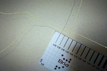 Obr. 3 Schéma a šírka trhlín