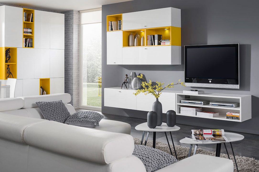 Obývačka Ester Route v bielej nadčasovej farbe je hravo doplnená a akcentovú žltú farbu