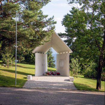 Pietne miesto sa nachádza v areáli vojenského cintorína 2. svetovej vojny Háj Nicovô.