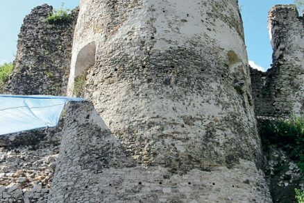 Poškodenie nástennej maľby poľovníka ktoré bolo spôsobené osekávaním omietky bez predchádzajúceho výskumu.