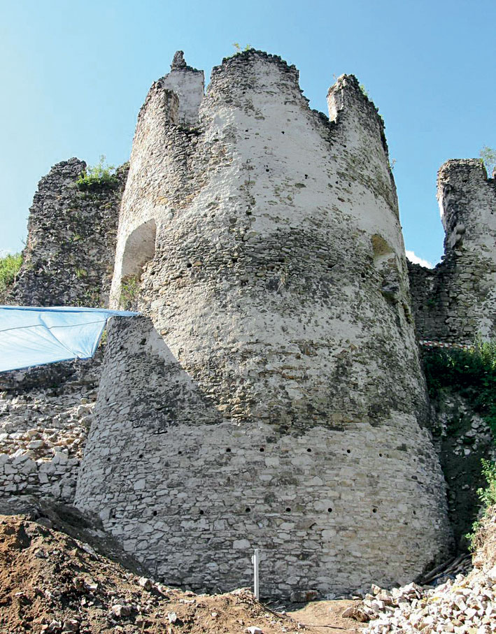 Poškodenie nástennej maľby poľovníka ktoré bolo spôsobené osekávaním omietky bez predchádzajúceho výskumu.