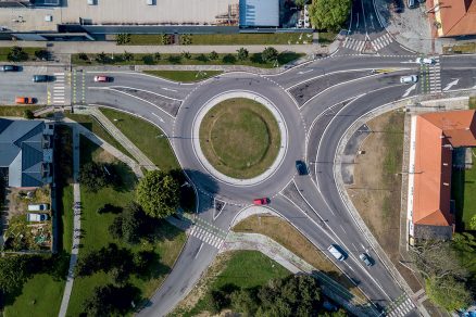 Súčasťou stavby bolo aj prebudovanie pôvodnej priesečnej križovatky ciest I76 a miestnych komunikácií na jednopruhovú okružnú križovatku s bypassom.