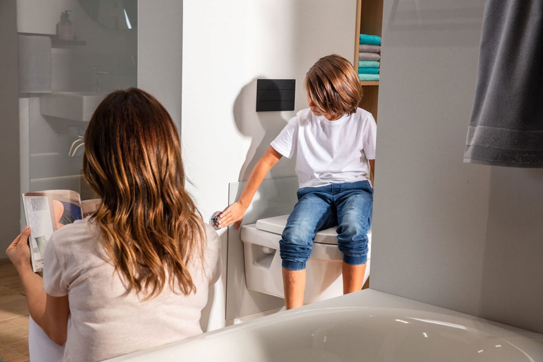 Výška WC má významný vplyv na pohodlie. Deťom napríklad viac vyhovuje, keď je toaleta nižšie. Predstenový systém Viega Prevista vo vyhotovení s nastaviteľnou výškou umožňuje WC keramiku posunúť až o osem centimetrov nahor alebo nadol.