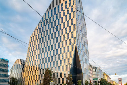 Architekti Crystalu Libor Hrdoušek a Radek Lampa rešpektovali okolitú zástavbu čomu prispôsobili aj zalomenie atiky.