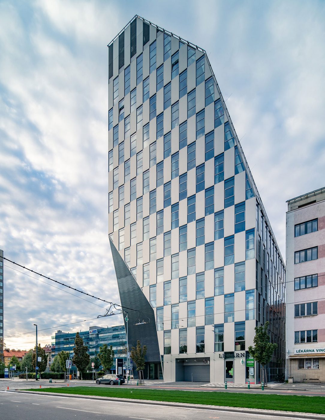 Fasáda budovy Crystal v Prahe je riešená tak aby podporila tému lesklého kryštálu.
