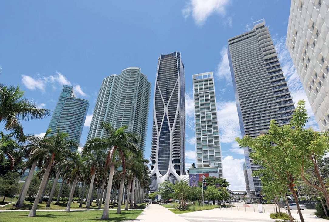 One Thousand Museum v kontexte susedných mrakodrapov na ulici Biscayne Boulevard.