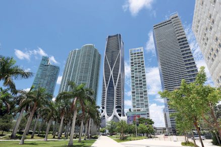 One Thousand Museum v kontexte susedných mrakodrapov na ulici Biscayne Boulevard.