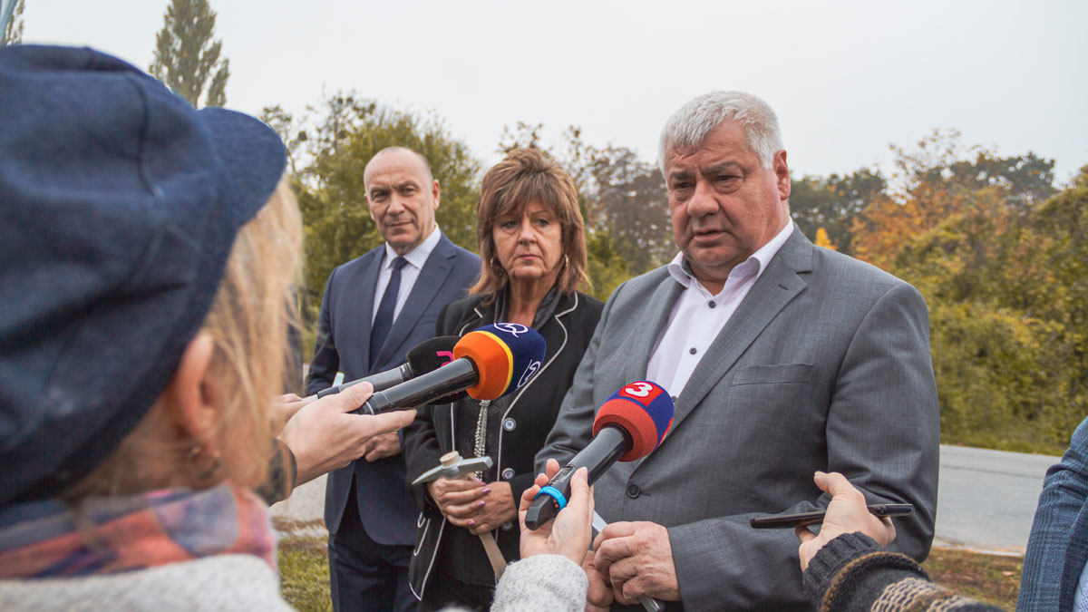 Stavbu záchytného parkoviska pri vlakovej stanici slávnostne otvoril minister dopravy a výstavby SR Árpád Érsek. 1