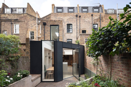 Tmavá kovová fasáda prístavby domu je odkazom na industriálne dedičstvo miestnej časti Londýna